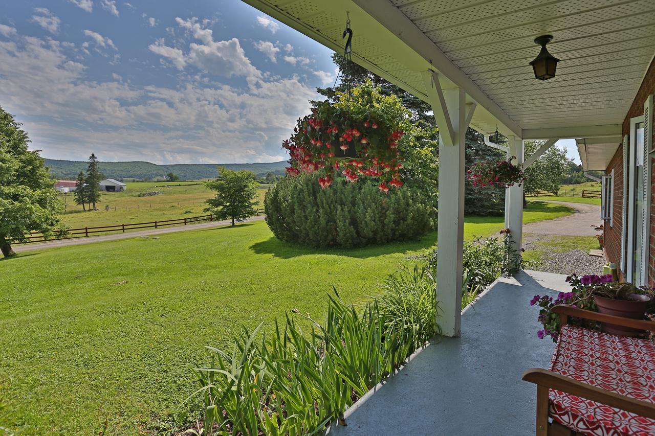 Ranch St-Hubert Acomodação com café da manhã Saint-Hermenegilde Exterior foto
